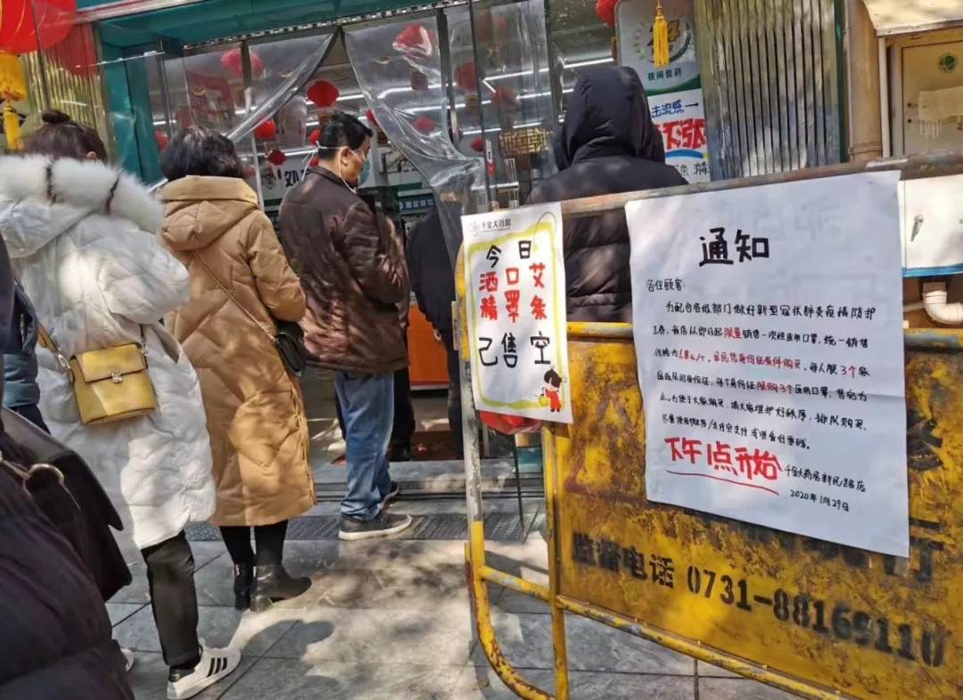 口罩已成为市民生活中的必需品｜©️黄志强