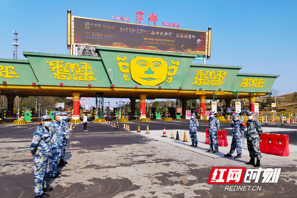 1 宁乡市应急救援志愿突击队在高速路口参与防控.jpg