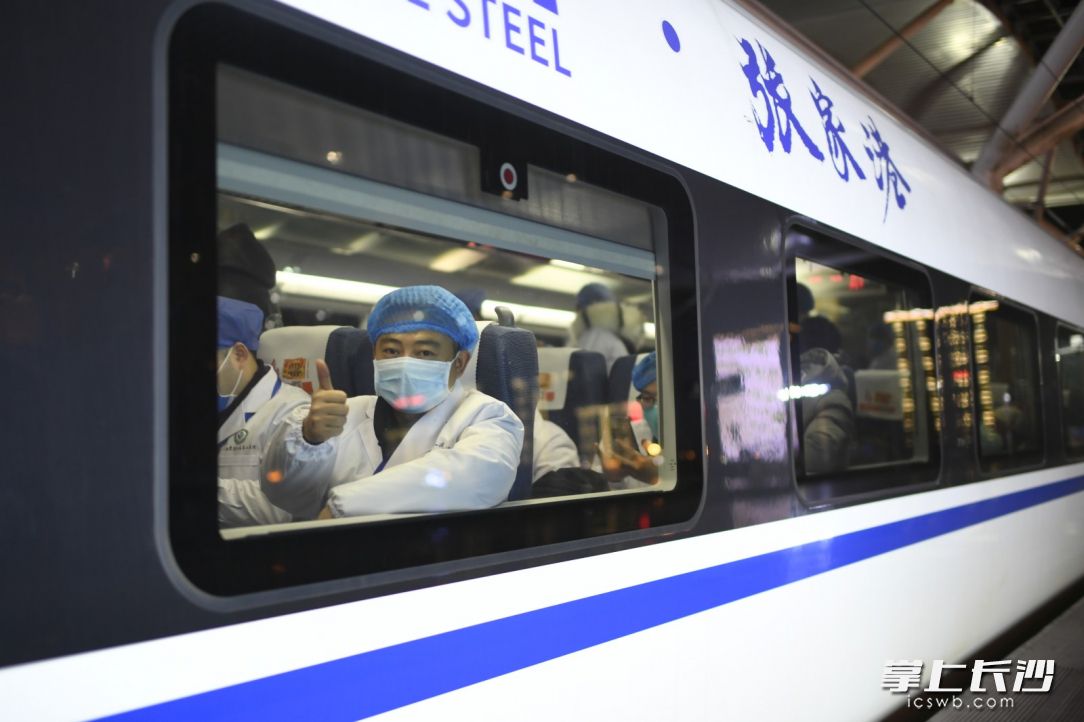 1月28日，湖南积极响应国家号召，今日紧急向湖北派出第二批抗击新型冠状病毒感染的肺炎援助医疗队。长沙晚报全媒体记者 黄启晴 摄