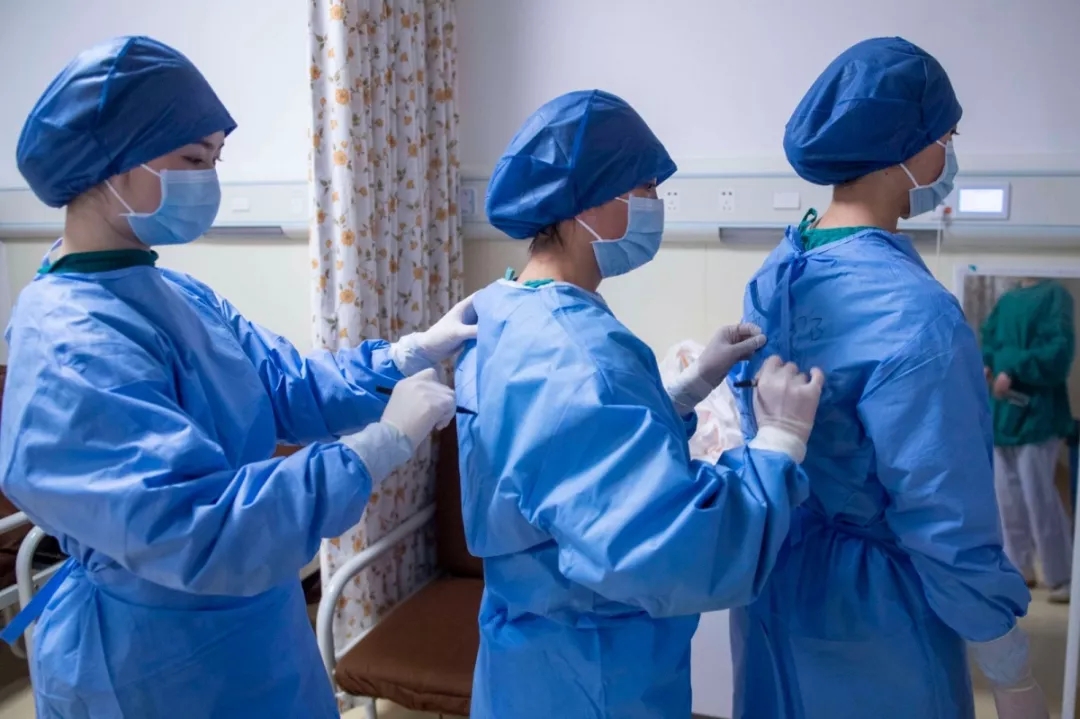 湖南湘雅医院志愿者在背后相互写名字｜©️肖毅