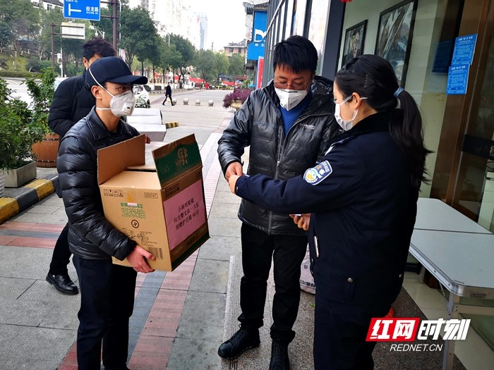 爱心企业向一线防疫交警赠送百余副护目镜