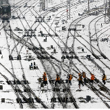 用“铁”的逆行托起不灭的希望 