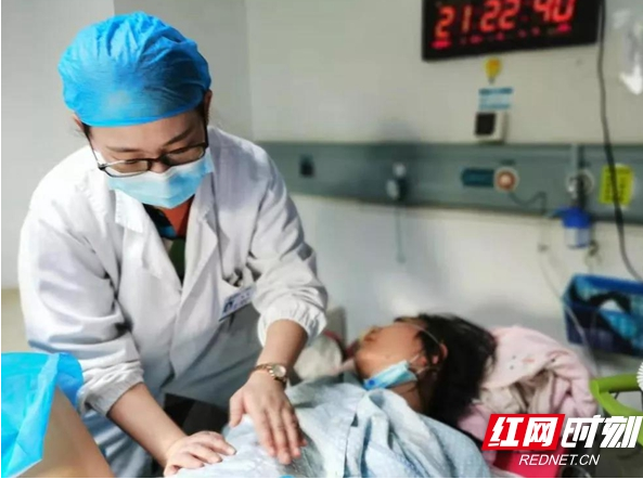  抗疫夫妻档：“警服蓝”与“天使白” 不一样的战场 同样的坚守
