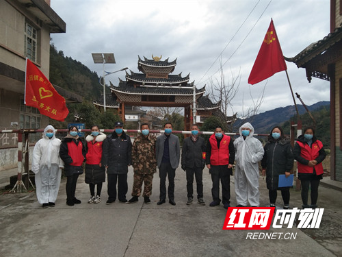 图为志愿者在湘桂桥执勤点.jpg 图为志愿者在湘桂桥执勤点.jpg