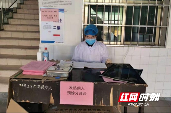 面对疫情，他们没有停下脚步，村里的每一个角落都留下他们的足迹，哪里有疫情，哪里就有他们的身影。