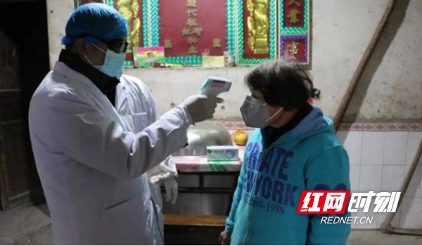 他们在关键时刻，没有一句怨言，迎难而上，为那些武汉返乡人员连续14天监测体温并跟踪。这就是六都寨镇最可爱的村医！在这里向您们致敬！您们辛苦了！您们是最值得尊敬的人！