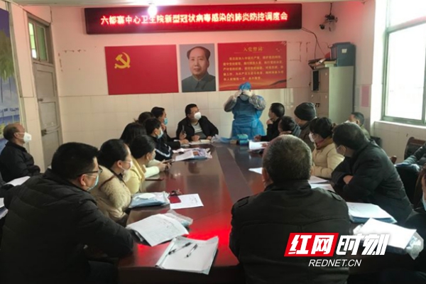 防护培训他一丝不苟，生怕自己讲解不到位，每一个动作，每一个知识点，一而再再而三的耐心讲解，一遍遍的叮嘱大家保护好自己，那样子像极了操碎心的慈祥母亲！