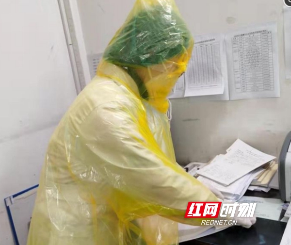 但是，还有一批容易被大家忽略的人、容易被大家遗忘的人，他们也在默默的战斗，战斗在这场战役的第一线，他们就是乡镇卫生院的所有医护人员、村卫生室的村医们！ 没有枪，没有炮，他们自己造。他们说:我们生长在这里，每一位患者都是我们的亲人！我们不能因为疫情而影响他们的正常就医，我们不能因为没有防护服、护目镜、N95口罩而放弃他们的正常治疗及对武汉返乡人员的全面监测。