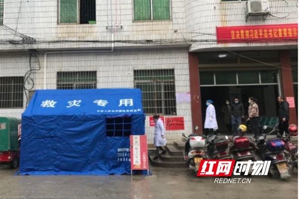 众志成城，没有他们干不了的事，他们既是白衣天使，老百姓身体健康的保护神，又是一群多能手，看！帐篷像变戏法一样在他们手中搭起来，立马投入使用。