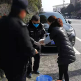 平江：民警“战疫”保平安 警嫂“前线”送温暖