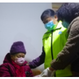送爱上门 独居老人不孤单