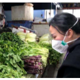 朴实摊主为“菜篮子”保“价”护航