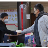 为基层防疫人员送去上千口罩 他说“我想给儿子做个表率”