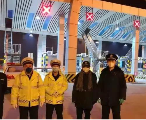 抗疫一线：双警“最美”逆行 夫妻携手共抗疫
