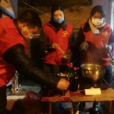 张家界：一口“热面”温暖寒夜中疫情防控一线的人