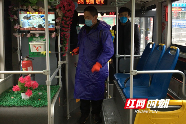 工作人员对公交车进行消毒。.jpg