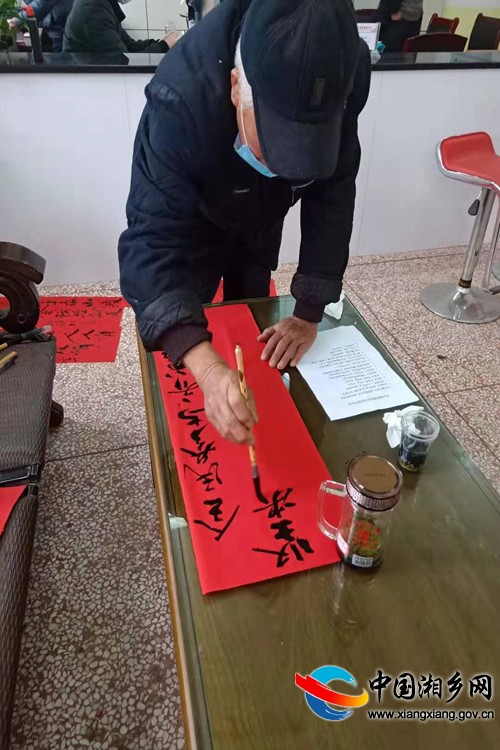 标语手写的宣传标语中国湘乡网2月5日讯(通讯员:曾玉婷)"出门戴口罩