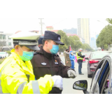 温情一幕：执勤卡口的父女相见
