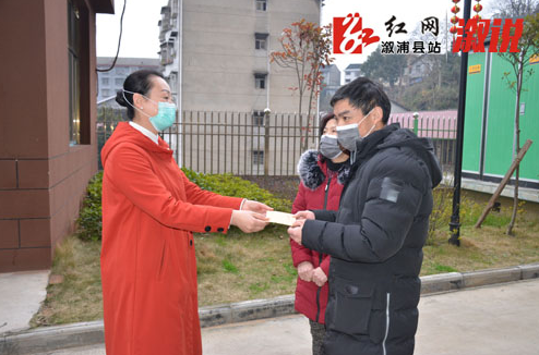 王巧兰看望慰问溆浦援鄂医护人员家属