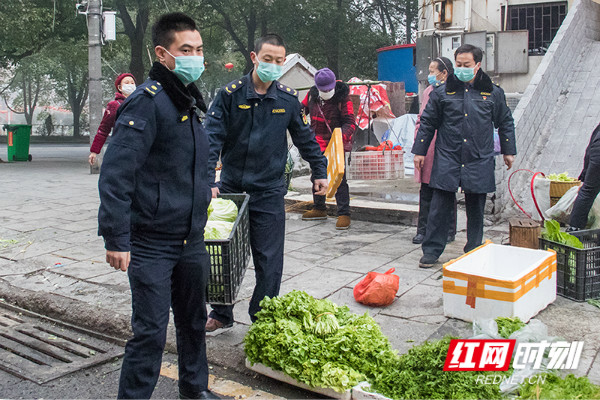 执法人员在清理占道摆摊。