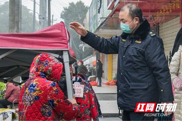 执法人员在清理占道搭棚。