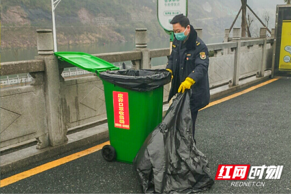 在白沙城区和武溪镇老城区新增废弃口罩收集桶200个。