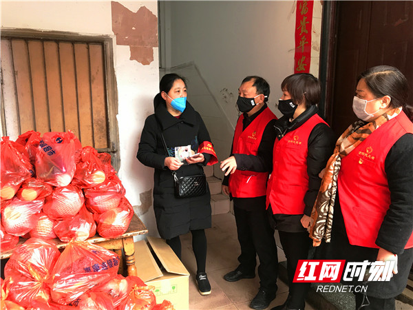 志愿者们与社区工作人员一起协商将慰问物资第一时间送往武汉返乡人员家中.jpg