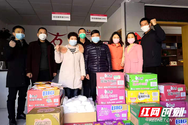 13爱心潮涌天心区青园街道 首批防疫物资送到4个社区.png