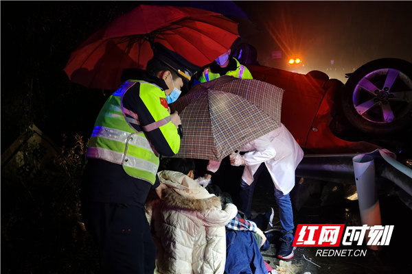 路政队员为受伤的母子撑伞_副本.jpg