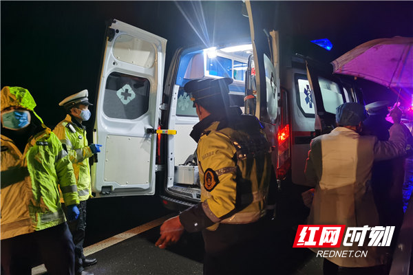 路政与交警协作医护人员把一家三口护送上救护车_副本.jpg
