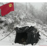 龙山：雪山战“疫”党旗分外红