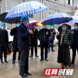 江华：罗建华察看与确诊病例密切接触者隔离观察情况