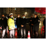 罗成辉夜查疫情防控工作
