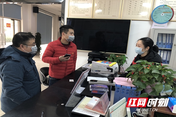 彭爱平（右一）给居民解答疑惑_副本.jpg