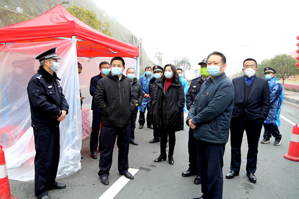 州长,州公安局局长王学武带领州人民政府副秘书长,州信访局局长向廷云