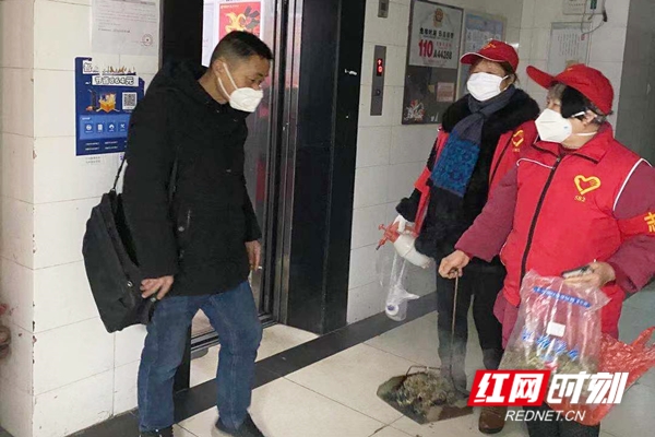 蔡小年（右一）在公共区域进行消毒工作_副本.jpg