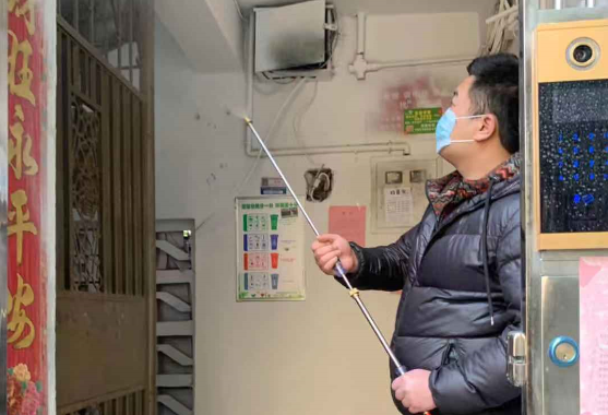 爱楼护楼志愿者们为小区楼栋消毒.jpg
