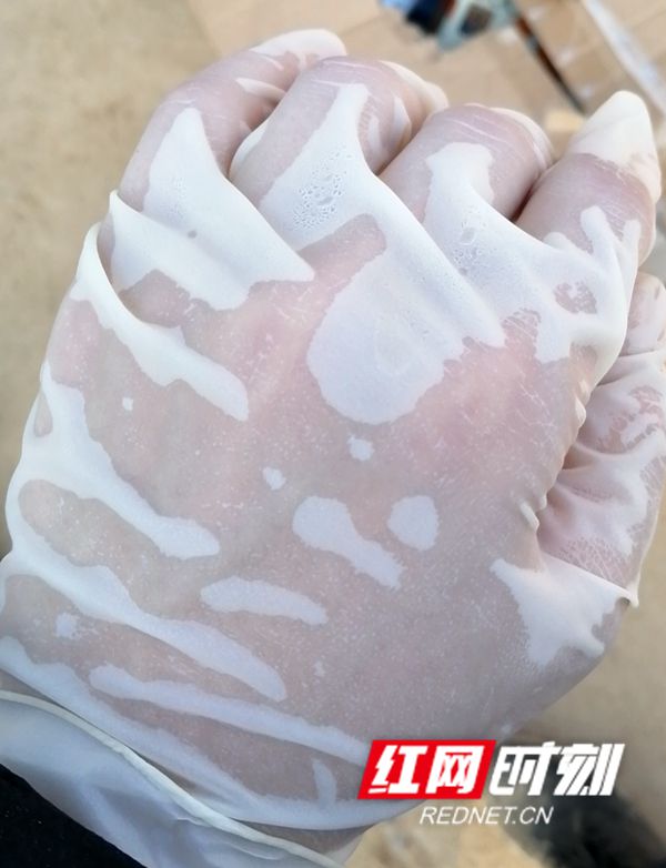 被汗水浸透的橡胶手套.jpg