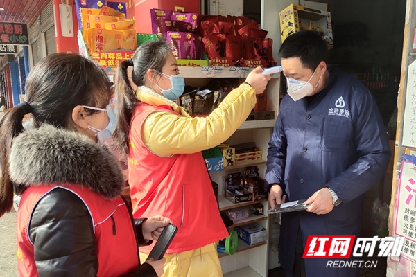 谭红姣（左二）上门为居民量体温_副本.jpg