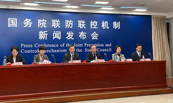图为2月5日召开的国务院联防联控机制新闻发布会。（人民记者 王政淇摄）
