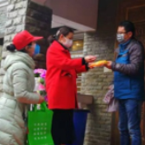 蜜甜元宵敬“战士” 齐心抗“疫”不孤单