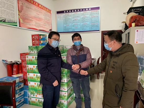 永定区：农户王文球捐赠137件香梨慰问疫情防控一线人员