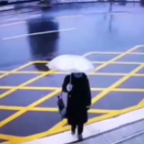 视频 | 你的背影真美！安化“雨伞姐”为战疫干警送来神秘信封