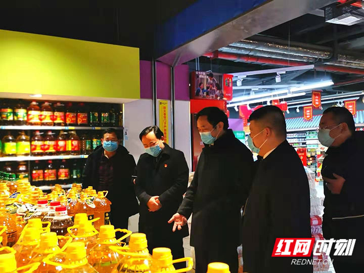欧阳斌检查商场、超市生活必需品供应和疫情防控工作