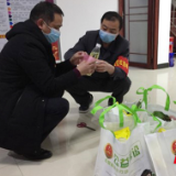 苏仙区观山洞街道凤凰山社区为居家观察对象送“温暖牌”汤圆