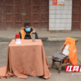 邵阳这位七旬老人为何坚持睡在家门口 ？原来是为宣传它……
