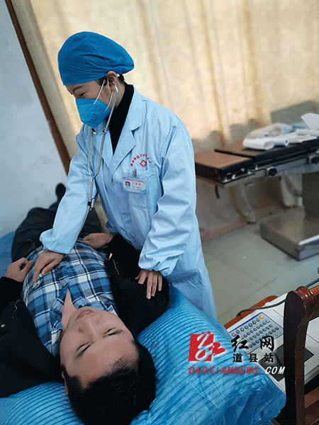 蒋愿花给患者检查身体.gif