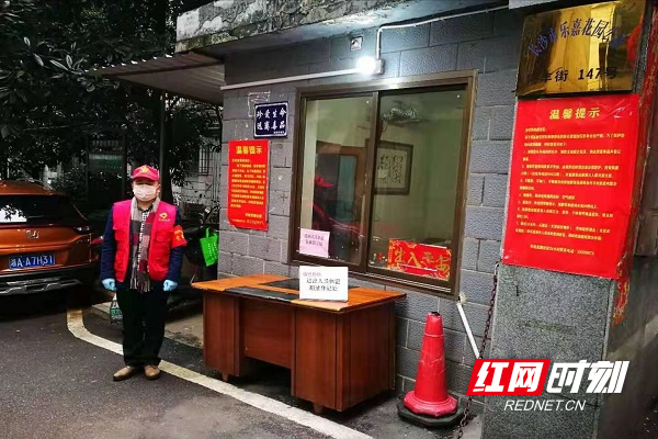 志愿者龙启剑为疫情防控点宣传 (1).jpg