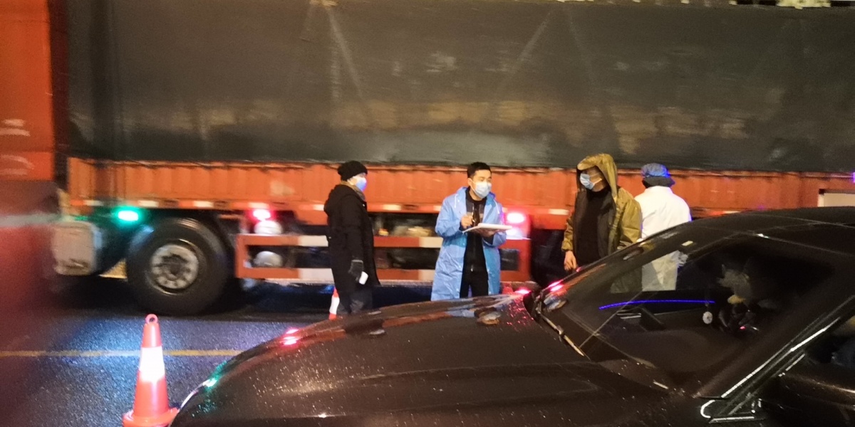 茶安铺深夜冒雨守卡点.jpg