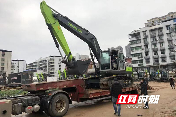 中联重科紧急调配土方机械等设备，驰援武汉雷神山、火神山医院建设。.jpg